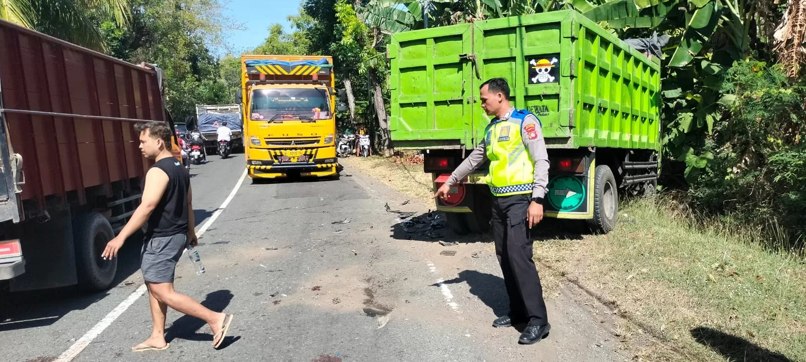 Polisi melakukan olah TKP ditempat kejadian kecelakaan
