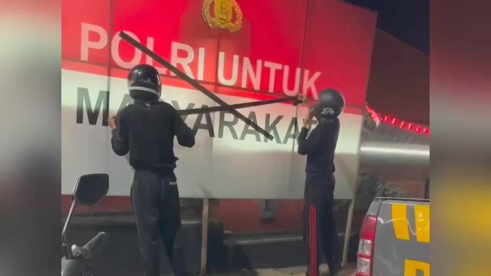 Banner Polri di Buleleng Dipasangi Lakban Silang