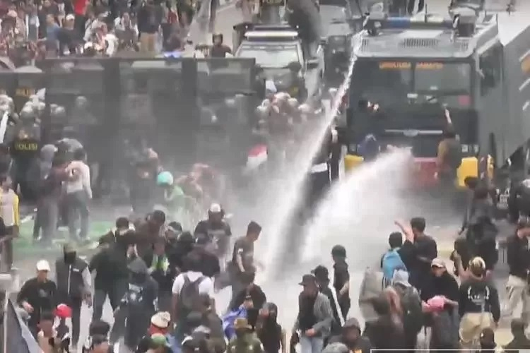 Aksi demonstrasi besar-besaran di depan Gedung DPR/MPR, Senayan, Jakarta Pusat, pada Kamis (28/8/2025),