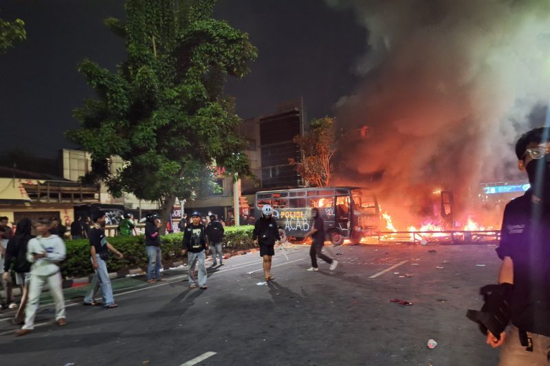 Massa membakar dua unit bus polisi yang terparkir di eks gedung Mapolres Metro Jakarta Pusat di Jalan Kramat Raya, Jumat malam (29/8/2025).