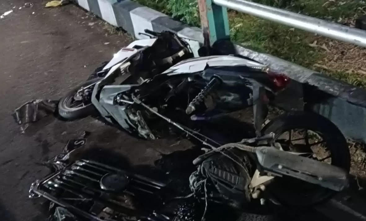 Kondisi motor usai kecelakaan tertabrak mobil di simpang empat Jalan Ngagel, Surabaya.