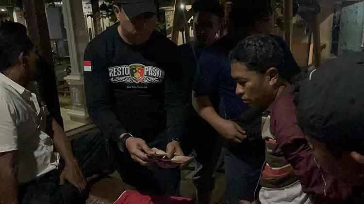 Personel Satreskrim Polres Pasuruan Kota ketika mengamankan warga Kecamatan Lekok, berinisial Y (kanan). Ia diamankan setelah menyaru menjadi polisi.