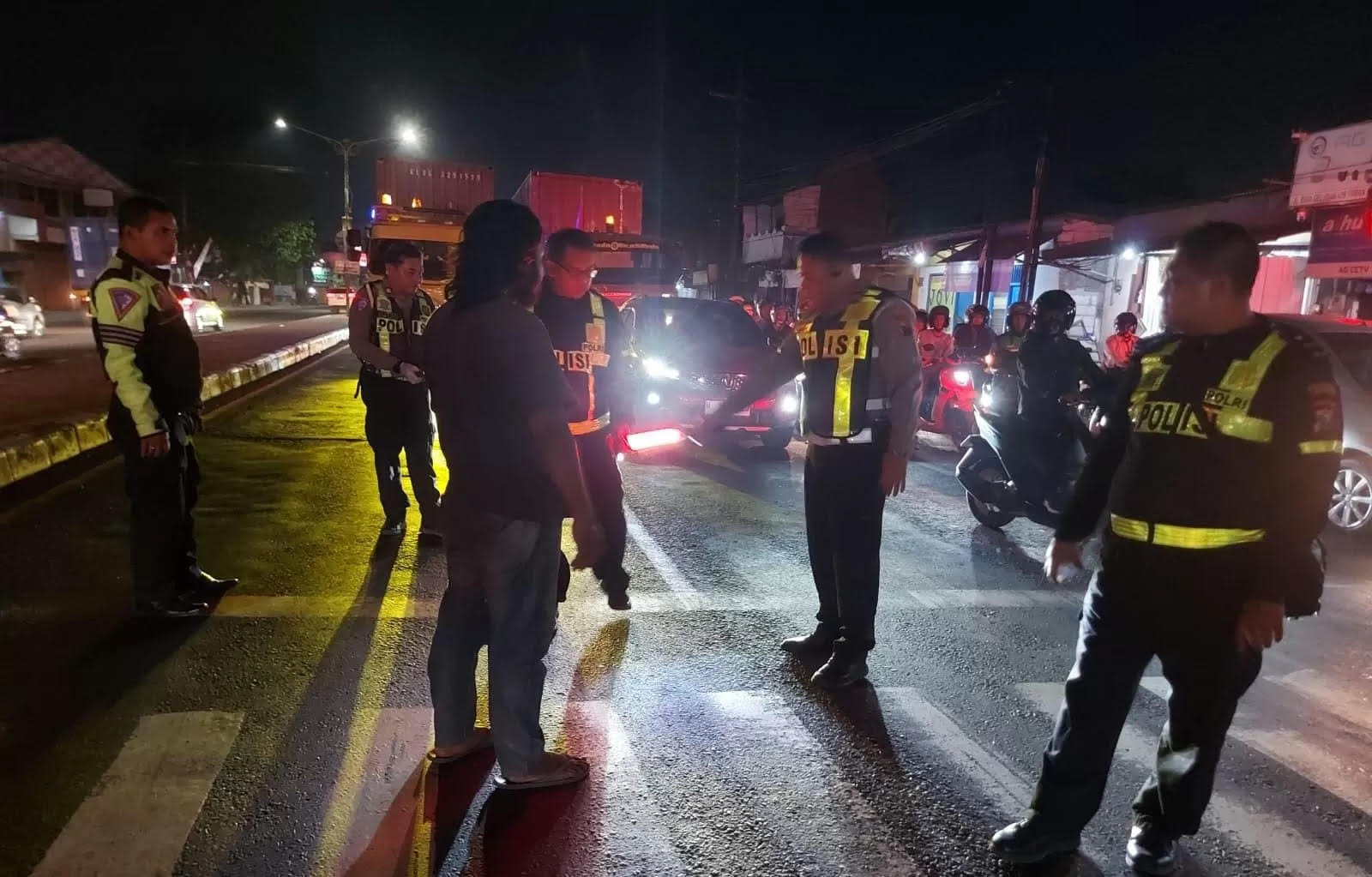 Polisi melakukan olah TKP di Geluran, Taman, Rabu (27/8/2025) malam.