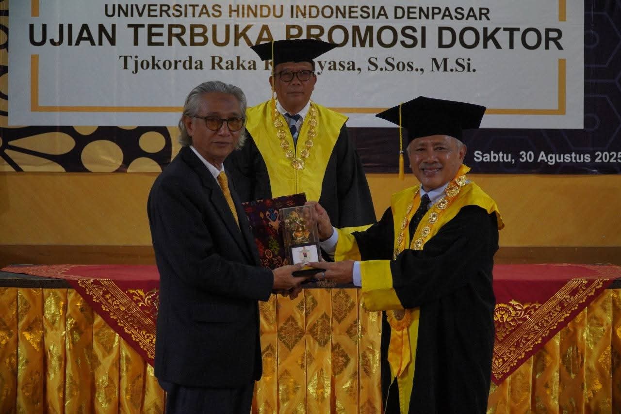 Bendesa Adat Ubud Tjokorda Raka Kerthyasa berhasil meraih gelar Doktor Ilmu Agama dan Kebudayaan di Fakultas Ilmu Agama, Seni dan Budaya Universitas Hindu Indonesia