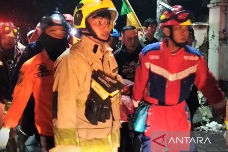 Tim penyelamat mengevakuasi korban yang terjebak kebakaran saat kejadian pembakaran Kantor DPRD Kota Makassar, Sulawesi Selatan, Sabtu (30/8/2025) dini hari.