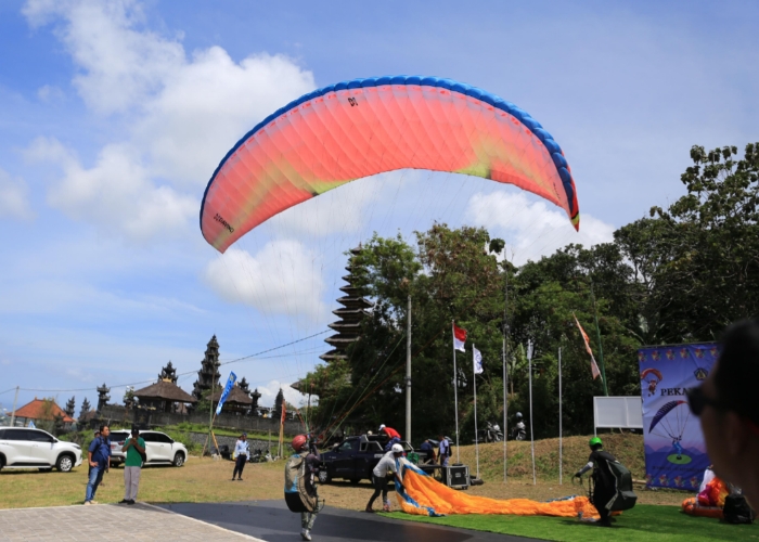 Kejuaraan Paralayang Pekan Olahraga Provinsi (Porprov) Bali XVI resmi digelar di Bukit Buluh, Desa Gunaksa, Kecamatan Dawan, Kabupaten Klungkung, Sabtu (30/8/2025).