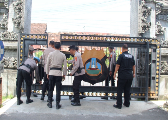 Polres Klungkung melaksanakan simulasi Alarm Stelling sebagai bentuk antisipasi potensi ancaman keamanan, Minggu (31/8/2025).