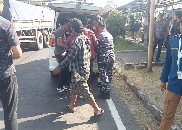 TERGELETAK : Kondisi korban saat ditemukan tergeletak di depan Kantor Kejaksaan Gilimanuk, Kecamatan Melaya, Kabupaten Jembrana, Sabtu (30/8).