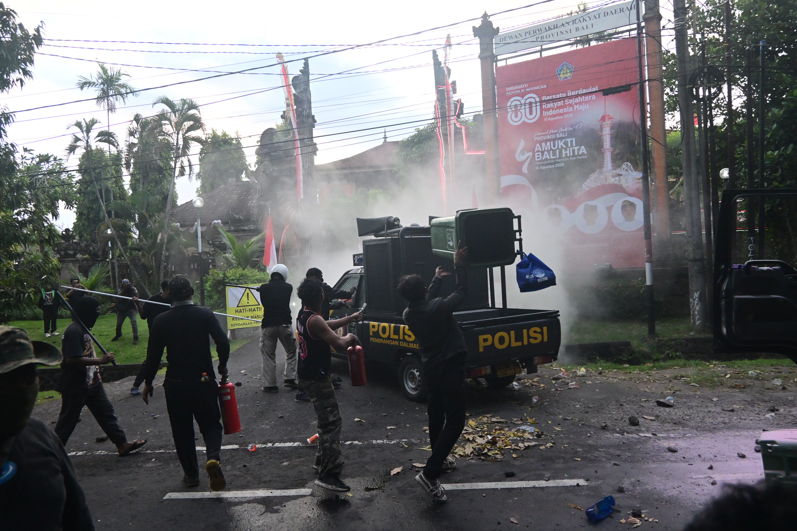 RICUH: Aksi demo yang berubah jadi kericuhan di depan Kantor DPRD Bali. (Bali Express/Agung Bayu)