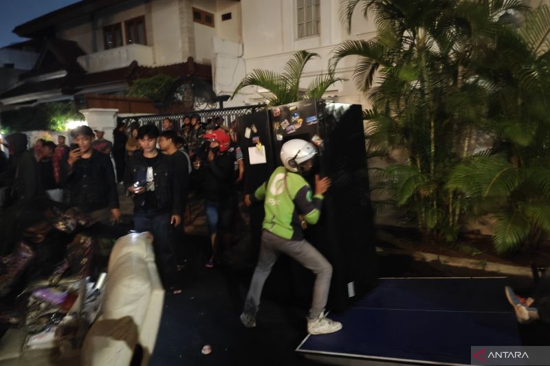 Massa menjarah barang berharga dari rumah Anggota DPR RI Eko Hendro Purnomo atau Eko Patrio di Jalan Karang Asem 1, Kuningan, Setiabudi, Jakarta Selatan, Sabtu (30/8/2025) malam.