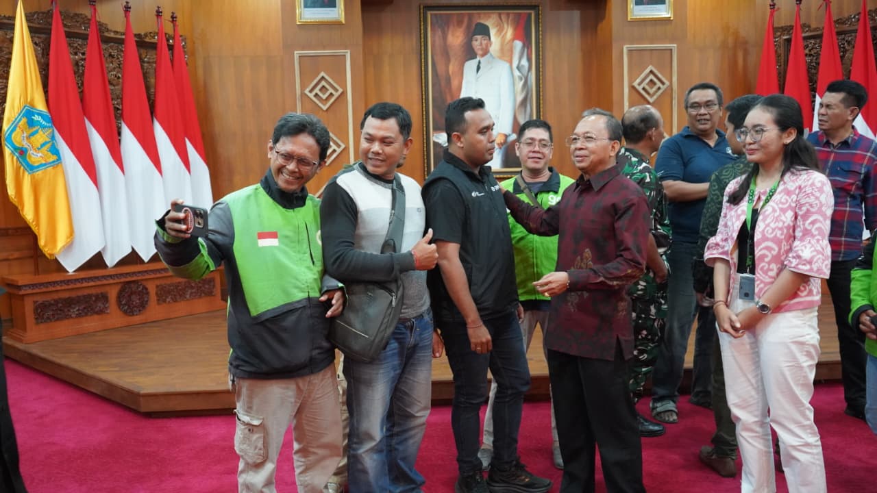 Gubernur Bali Wayan Koster menerima driver ojol Sabtu (30/8/2025) tengah malam.