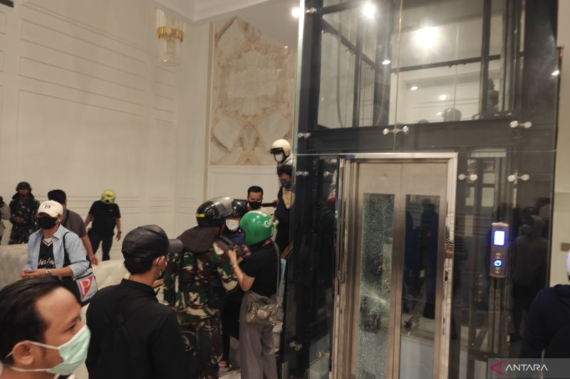 Massa menjarah barang berharga dari rumah Anggota DPR RI Eko Hendro Purnomo atau Eko Patrio di Jalan Karang Asem 1, Kuningan, Setiabudi, Jakarta Selatan, Sabtu (30/8/2025) malam.