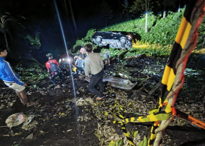 MASUK JURANG : Proses evakuasi para korban pasca mengalami kecelakaan OC Minggu malam (31/8/2025).