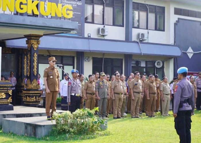 SINERGI: Bupati Klungkung, I Made Satria, memimpin apel gabungan yang melibatkan TNI, Polri, dan instansi terkait di Halaman Mapolres Klungkung, Senin (1/9/2025).