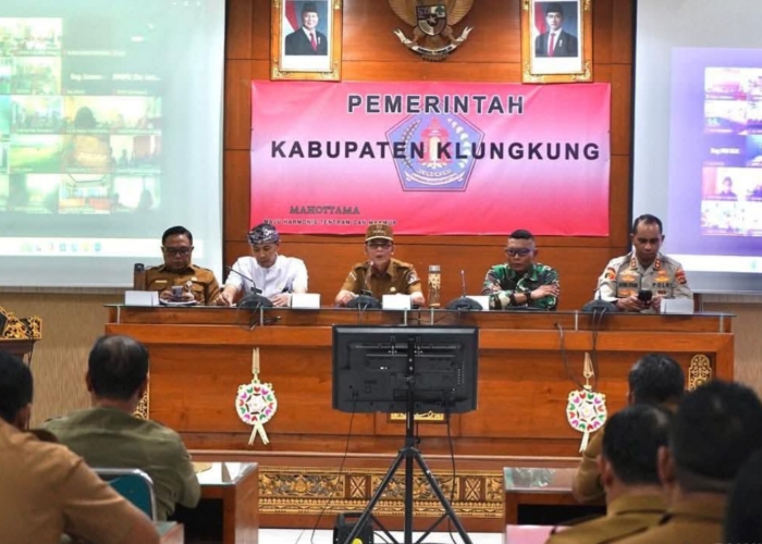 RAKOR : Bupati Klungkung, I Made Satria, memimpin rapat koordinasi di Ruang Praja Mandala, Kantor Bupati Klungkung, Senin (1/9/2025).