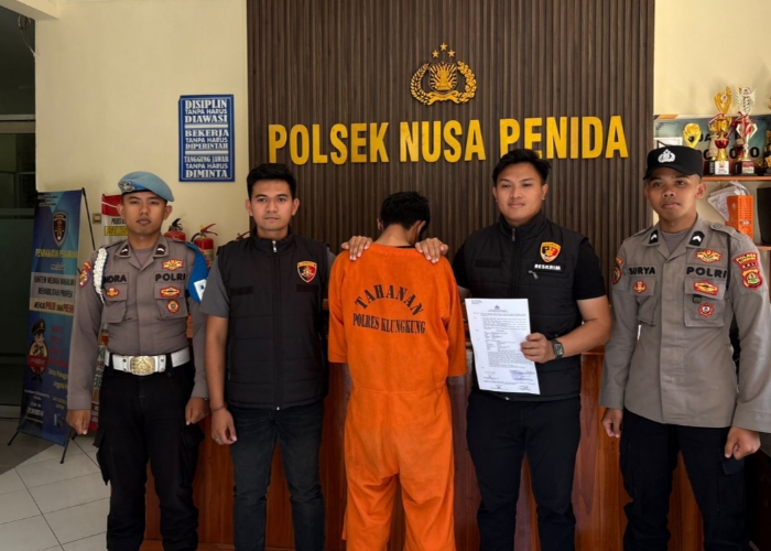 DIBEKUK ::Pelaku pencurian saat diamankan di Mapolsek Nusa Penida.