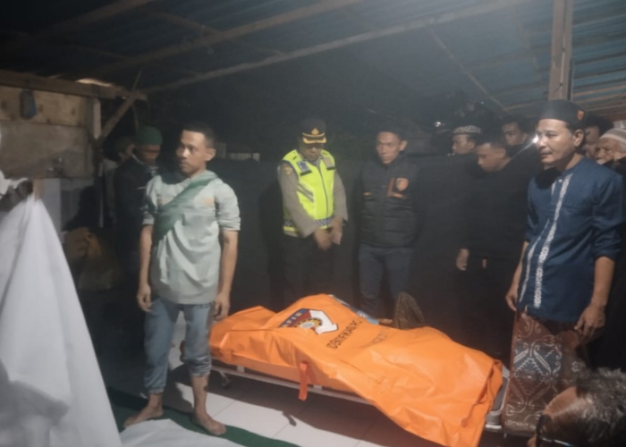 TEWAS : Proses evakuasi lansia yang tewas terbakar.