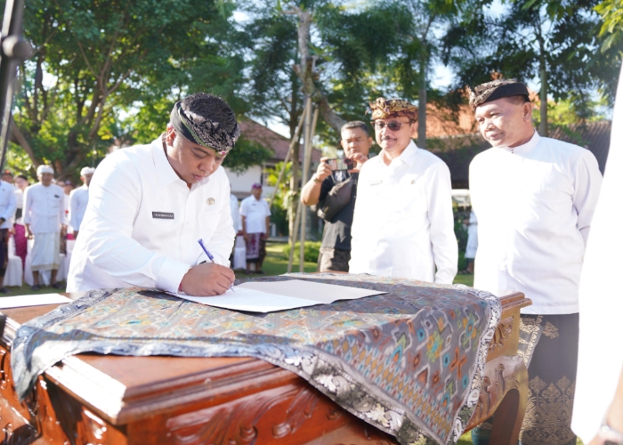 SAH : Bupati Gianyar I Made Mahayastra secara resmi melantik I Gusti Bagus Adi Widya Utama, S.IP., M.Si. sebagai Sekretaris Daerah (Sekda) Kabupaten Gianyar, Senin (1/9/2025).