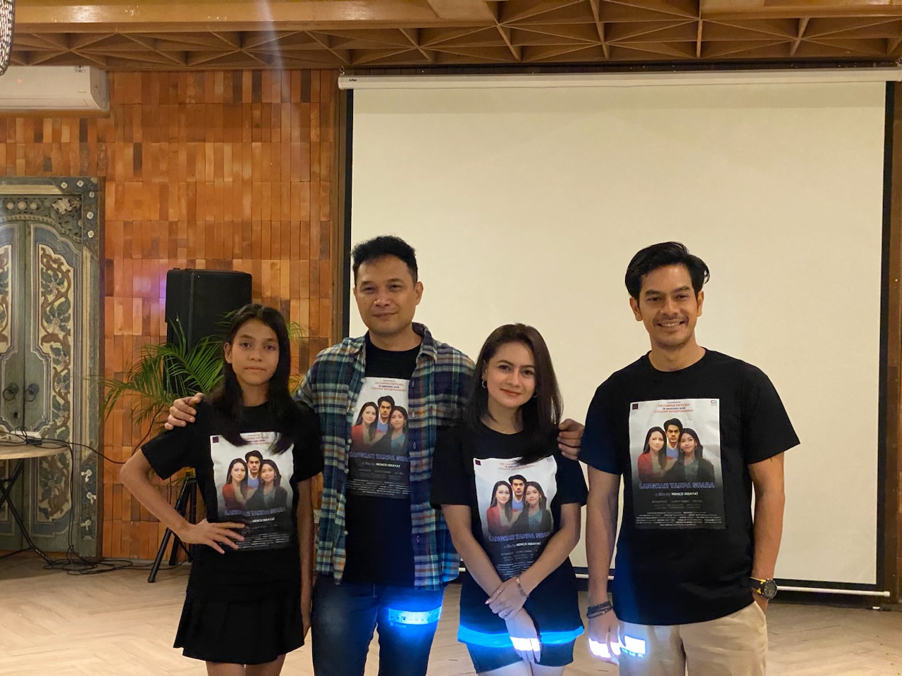 Ni Putu Sri Widya Meganatasya (kiri) bersama sutradara dan para pemain film Melangkah Tanpa Suara.