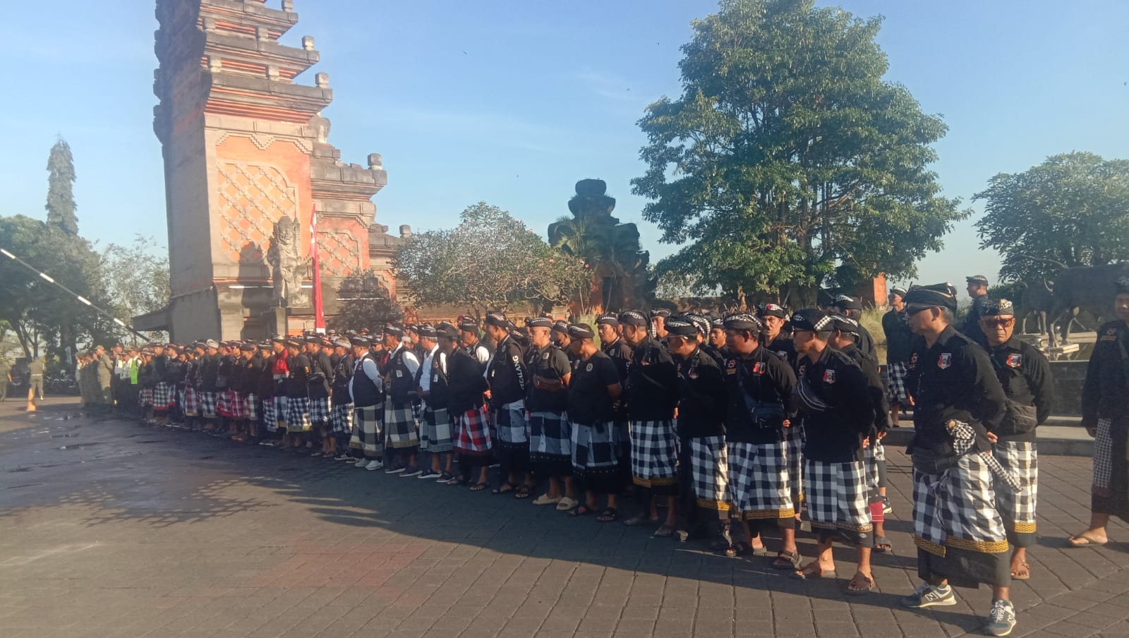 Ratusan pecalang yang berjaga di area Puspem Badung, Senin (1/9).