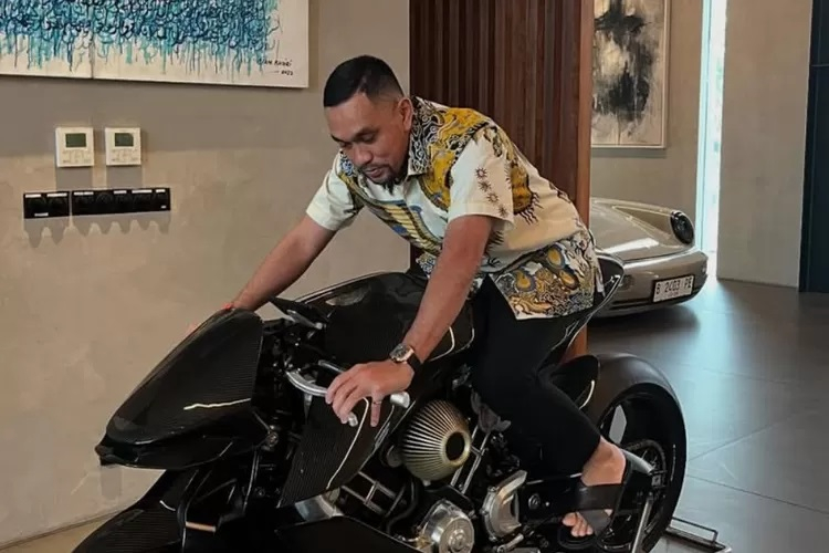 Ahmad Sahroni menjadi salah satu anggota DPR yang dinonaktifkan dari Parlemen