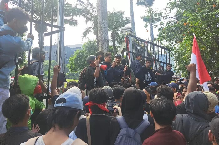 Media sosial diramaikan dengan isu darurat militer usai demo memanas di Indonesia