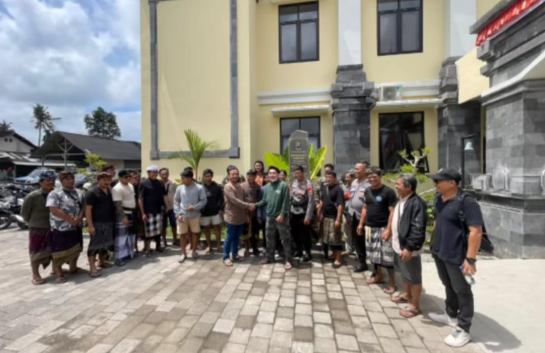Kelompok warga di Banjar Penestanan, Ubud, berhasil diredakan melalui mediasi damai yang difasilitasi oleh Polsek Ubud. Peristiwa perkelahian yang sempat terjadi pada Jumat (29/8).