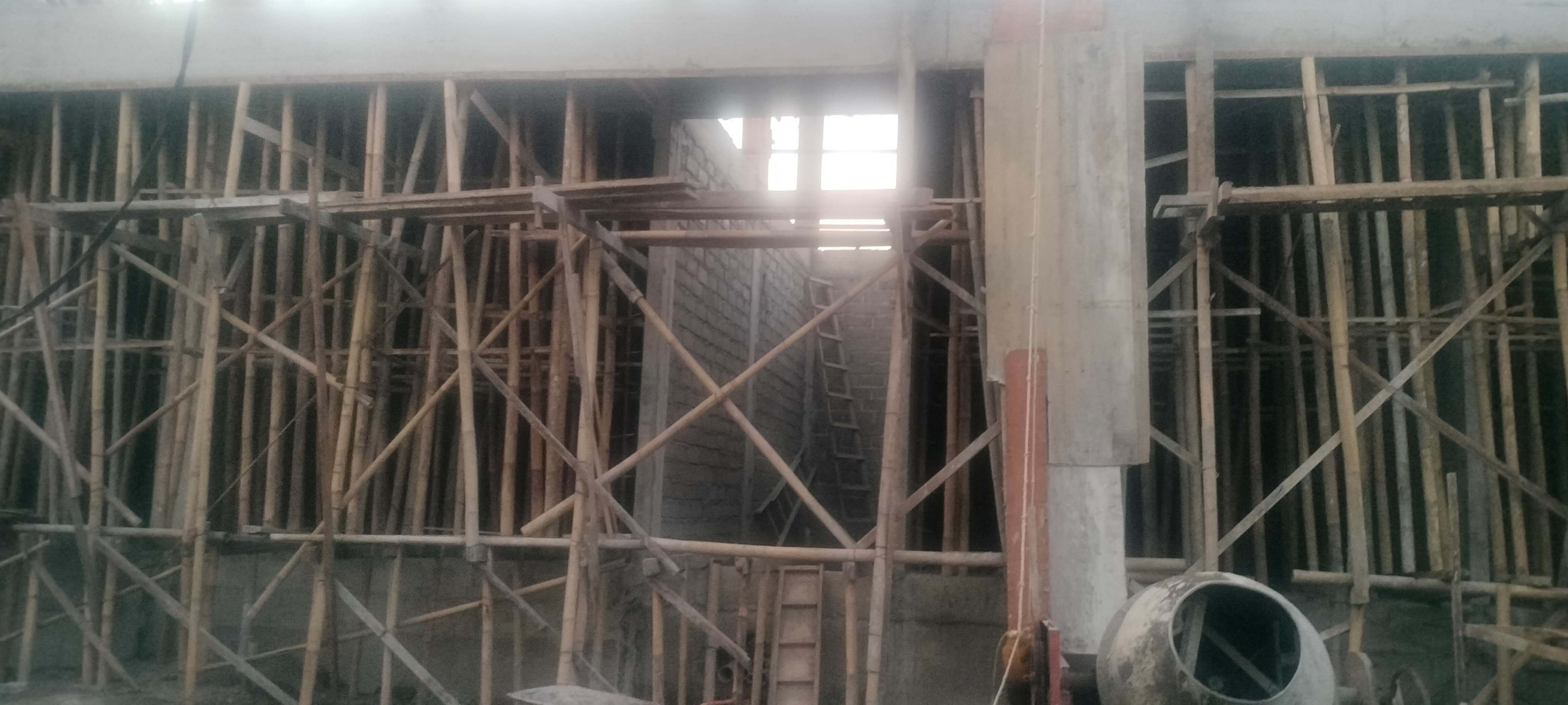 Tempat kejadian perkara (TKP) buruh proyek tewas tersetrum listrik. (Bali Express/Istimewa)