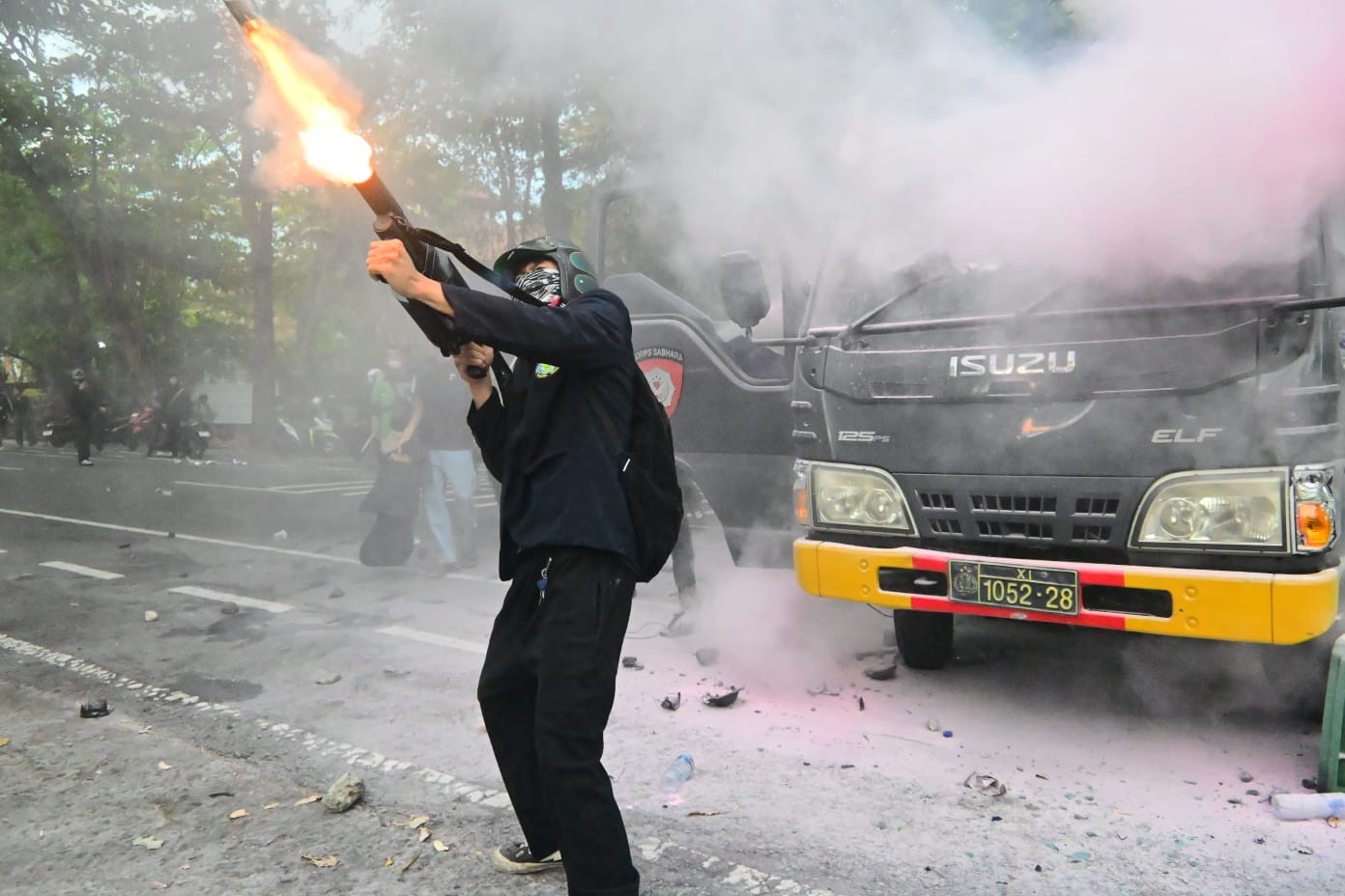 Situasi mencekam saat demo di depan Kantor DPRD Bali. (Bali Express/Agung Bayu)