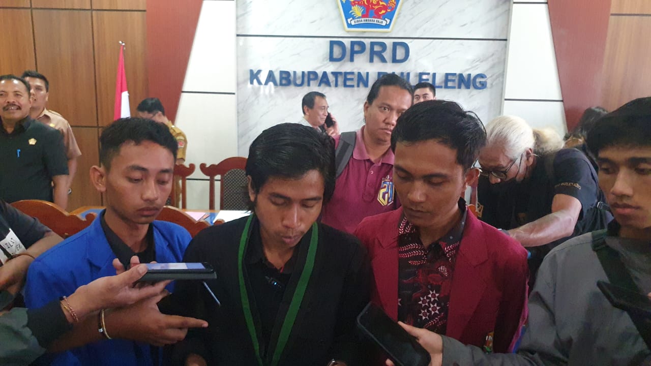 Mahasiswa yang tergabung dalam organisasi kepemudaan melakukan audiensi ke DPRD Kabupaten Buleleng.
