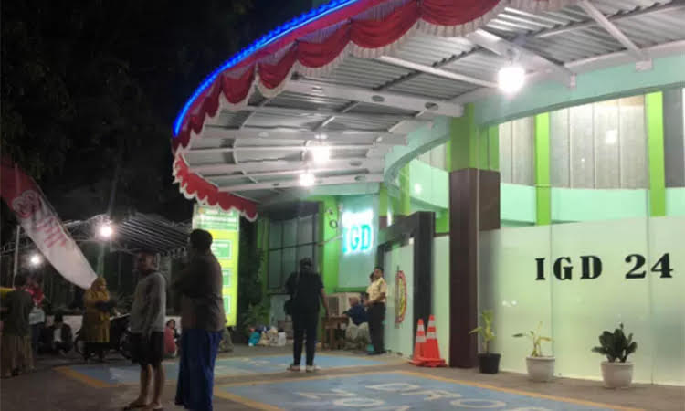 Sejumlah keluarga korban tampak menunggu di depan ruang IGD RSUD dr. Mohammad Saleh, Kota Probolinggo, Minggu (31/8/2025) malam.