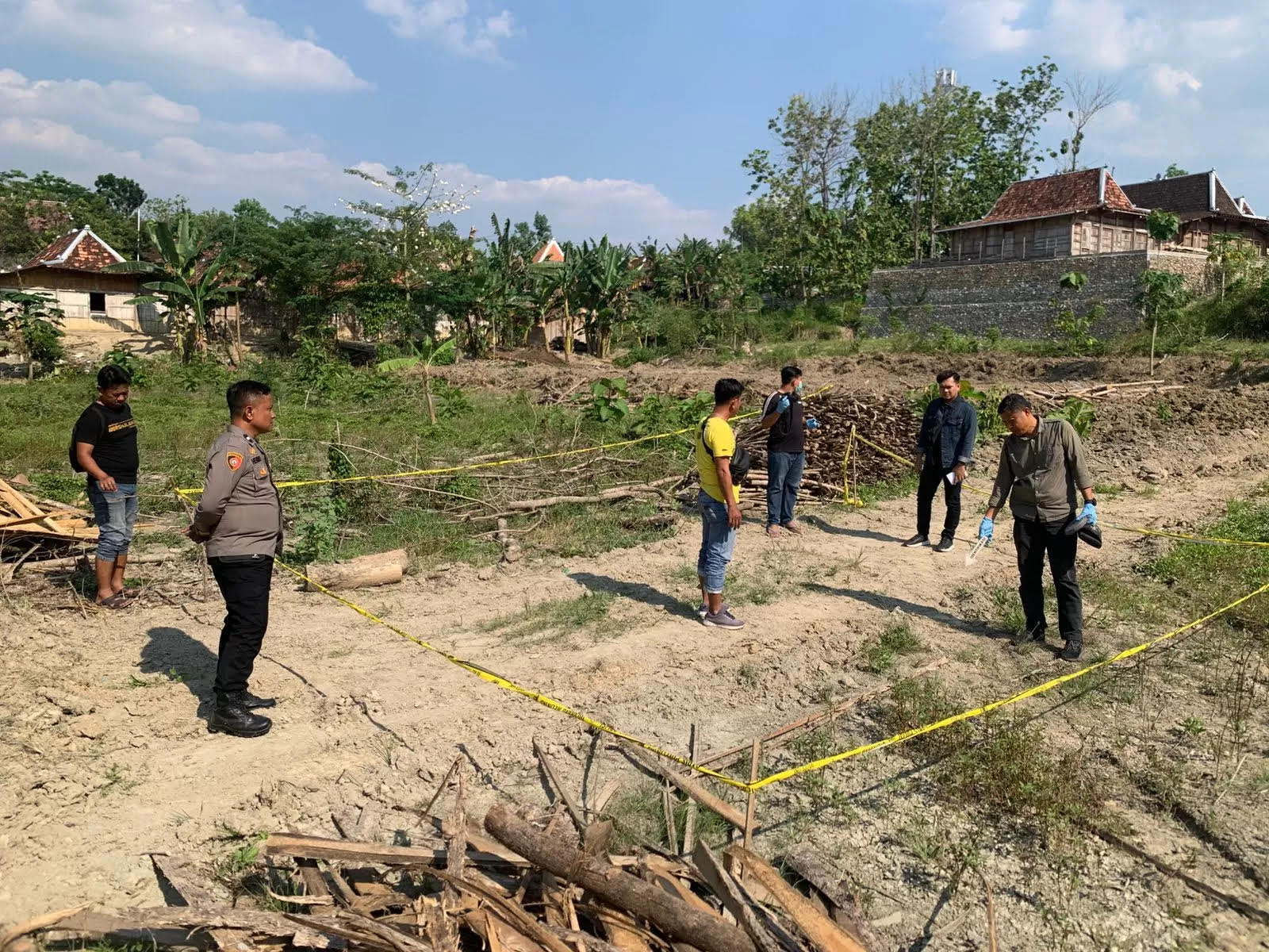 Anggota Inafis Polres Grobogan dan Polsek Pulokulon lakukan olah TKP di lokasi tewasnya anak di lokasi Desa Mlowokarangtalun, Kecamatan Pulokulon, Minggu (31/8/2025).