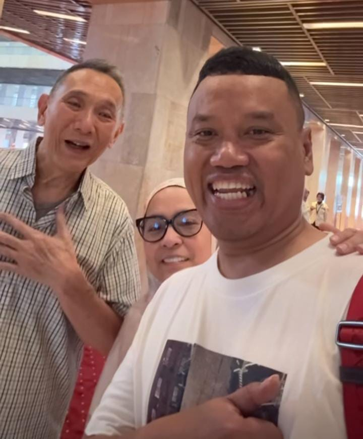 Isu Kabur Dibantah, Uya Kuya Justru Pamer Momen Sholat Bareng Jusuf Hamka