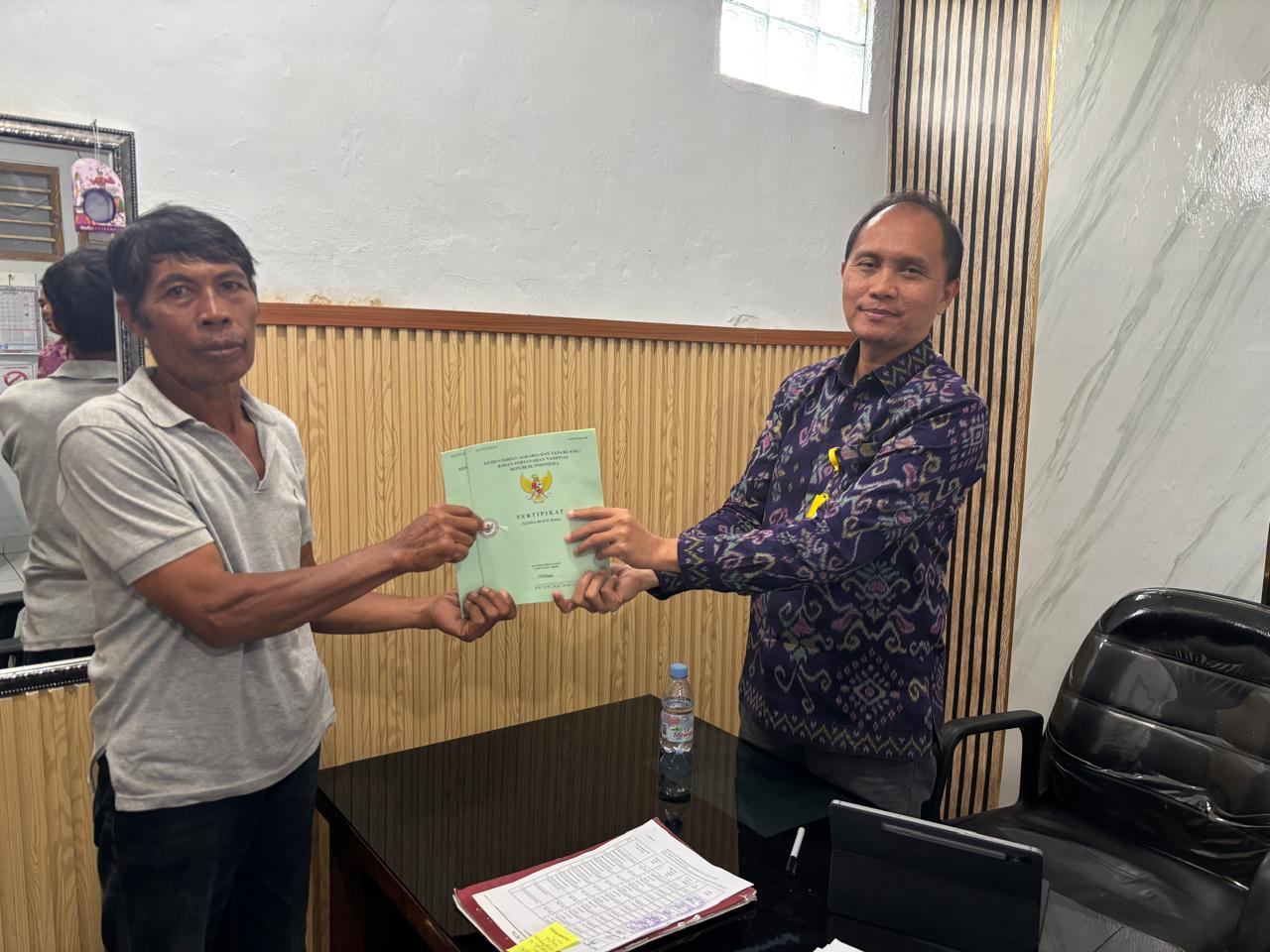 Penyerahan Sertipikat Residu PTSL Tahun 2019 di Desa Semarapura Kauh, Desa Pesinggahan, dan Desa Getakan