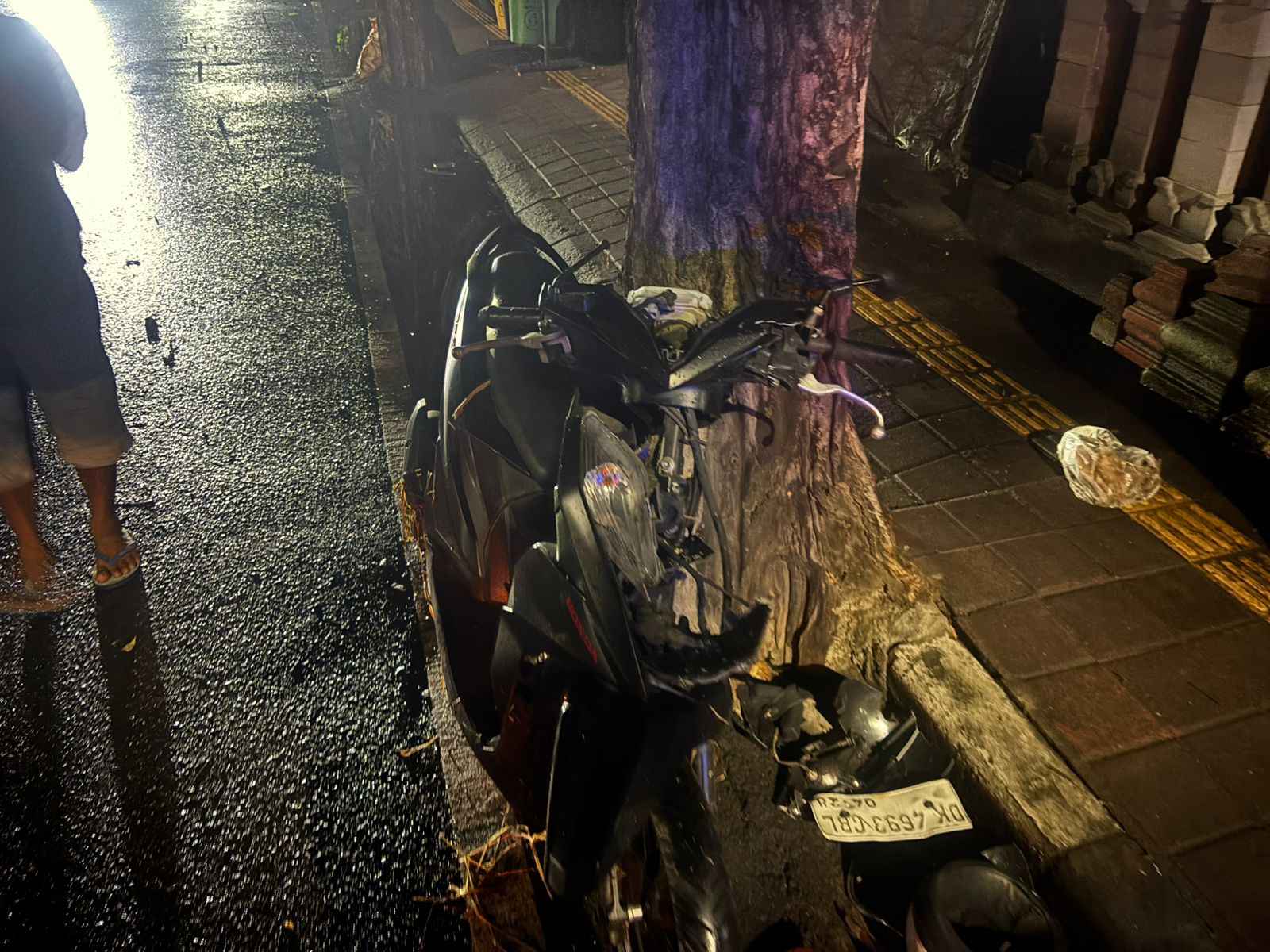 Sepeda motor ringsek dalam kecelakaan maut yang menewaskan gadis inisial NKRAS di Mengwi. (Bali Express/Istimewa)