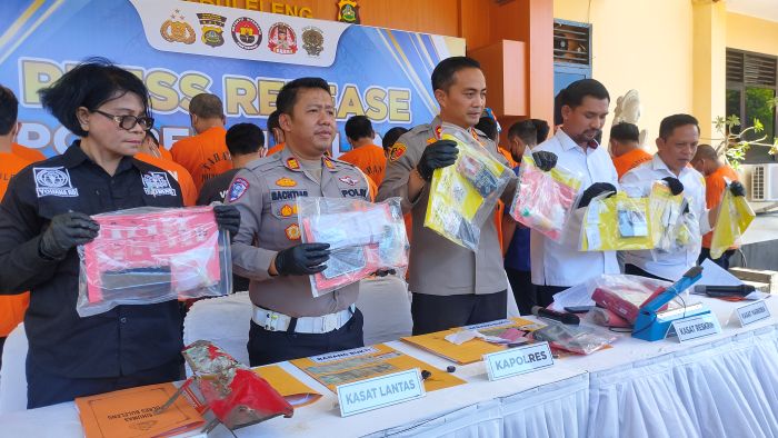 Barang bukti pemalsuan STNK dan SIM yang diamankan Polres Buleleng.