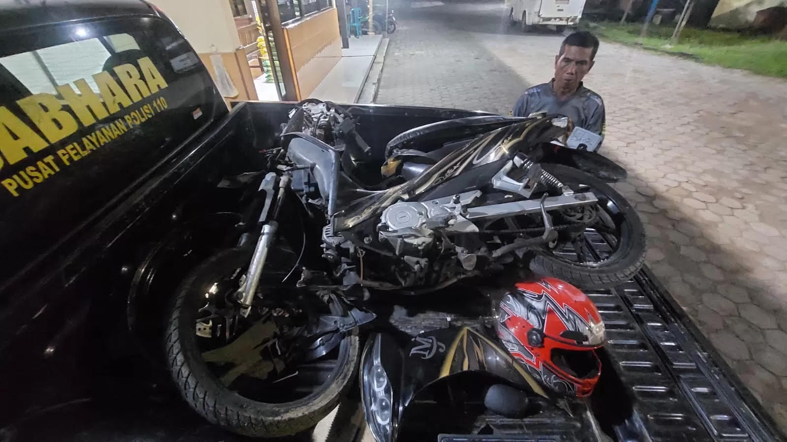 Sepeda motor Yamaha Yupiter yang dikendarai Machfud Junaedi, 38, hingga rusak parah setelah adu banteng dengan Isuzu Elf di Jalan Raya Jenggawah Sabtu (30/8/2025).