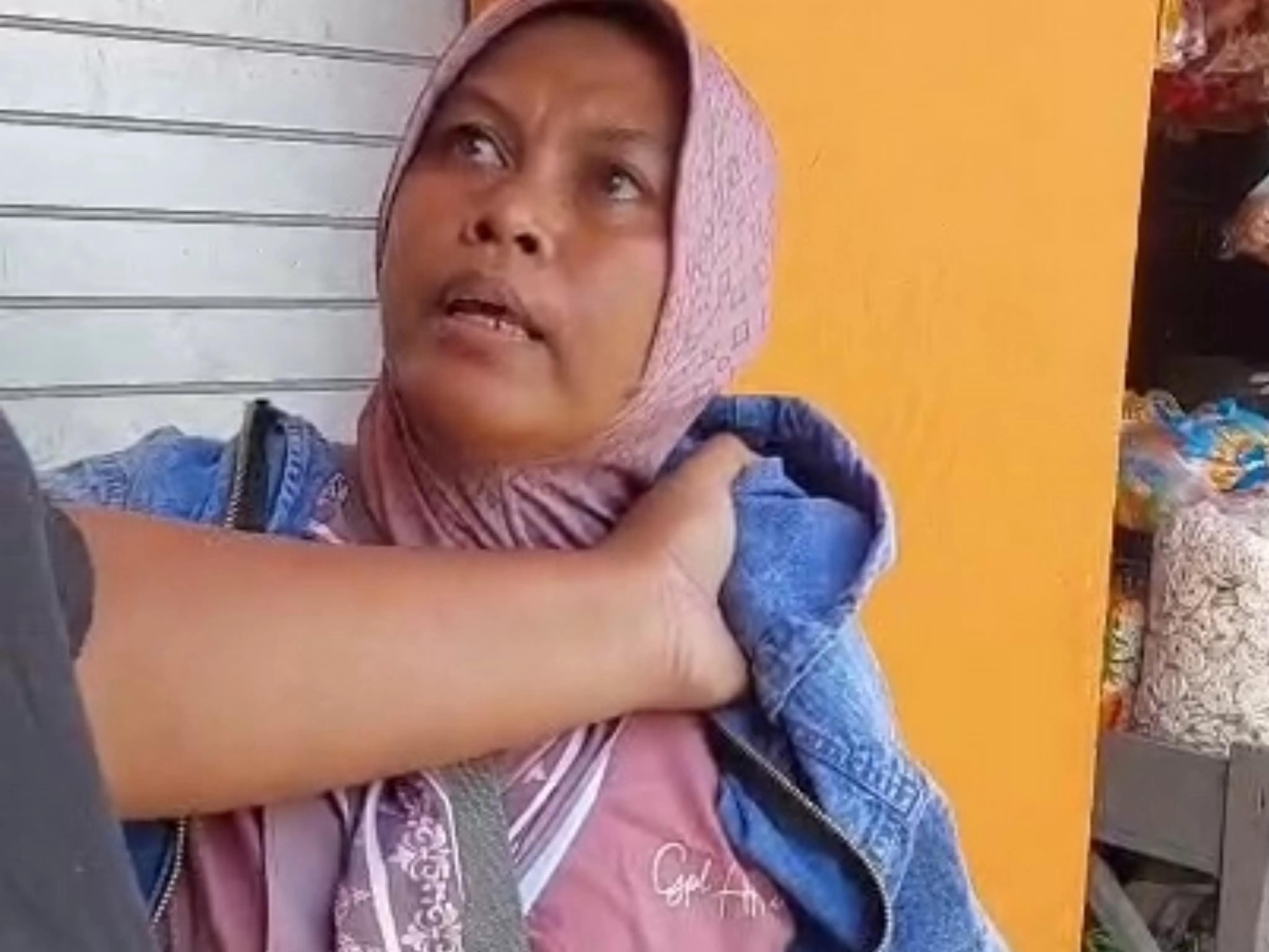 Potongan video saat wanita asal probolinggo kepergok bobol kios di Pasar Tapen Jombang.