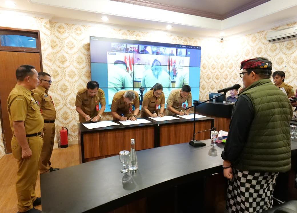 Bupati Sanjaya mengkukuhkan dan melantik 56 pejabat di Pemkab Tabanan, Senin (1/9/2025).