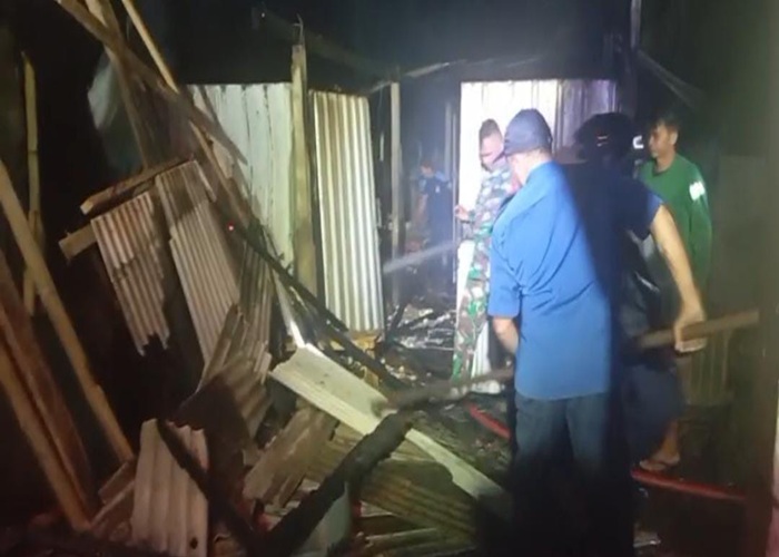 HANGUS:Kebakaran menghanguskan kandang ayam dan bebek sekaligus tempat usaha pembuatan telur asin milik I Nyoman Suda, 56, warga Banjar Lepang, Desa Takmung, Kecamatan Banjarangkan, Senin (1/9/2025) .