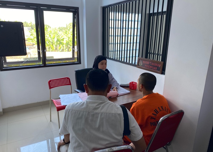 DILIMPAHKAN : Kejaksaan Negeri (Kejari) Gianyar menerima pelimpahan tersangka dan barang bukti perkara pencurian dengan kekerasan dari penyidik kepolisian, Senin (1/9/2025).