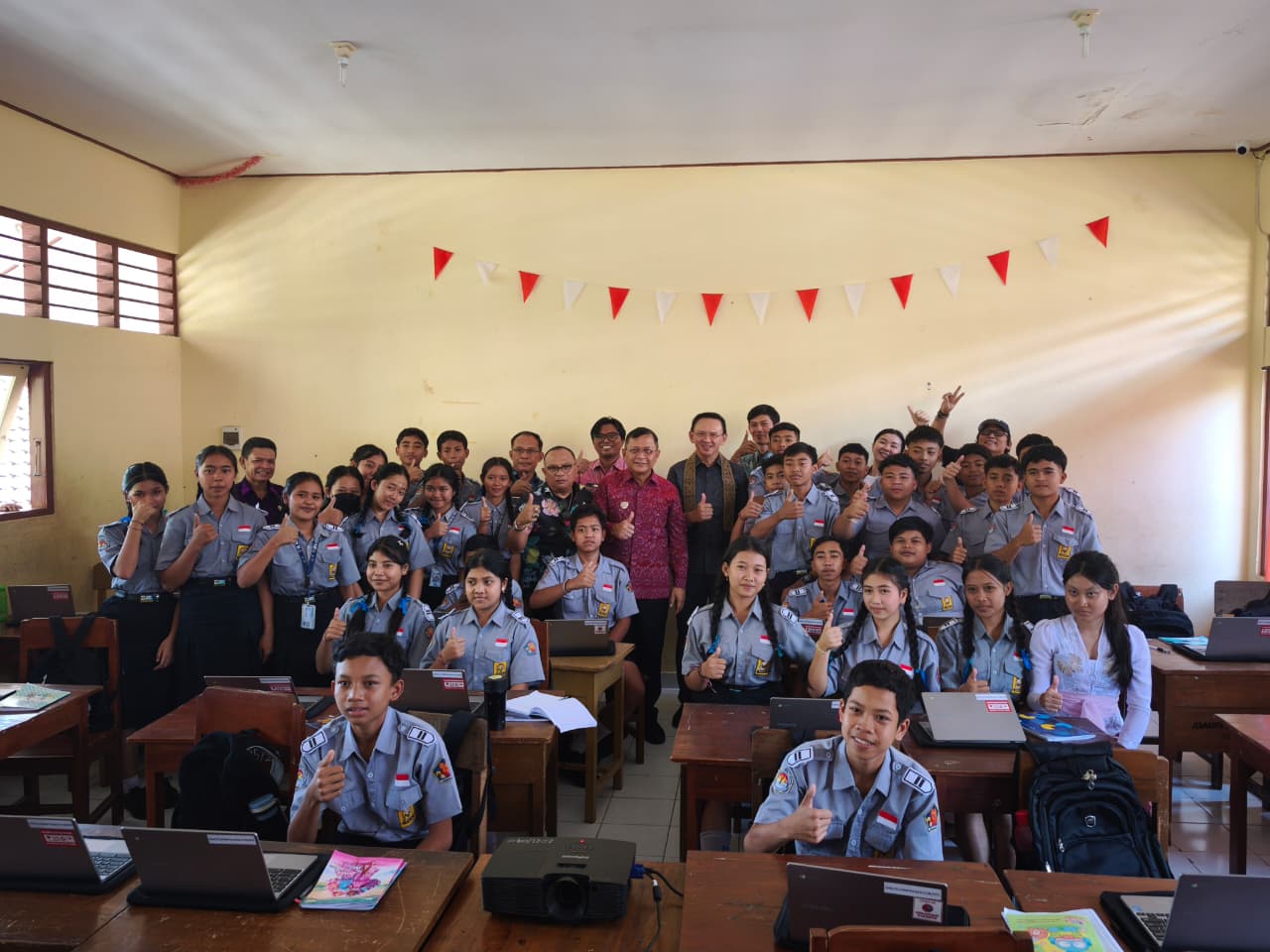 Kunjungan tim Google for Education ke SMPN 1 Sukasada.