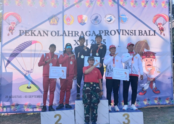 JUARA : Tim Paralayang Kabupaten Klungkung meraih juara umum pada Porprov Bali 2025.