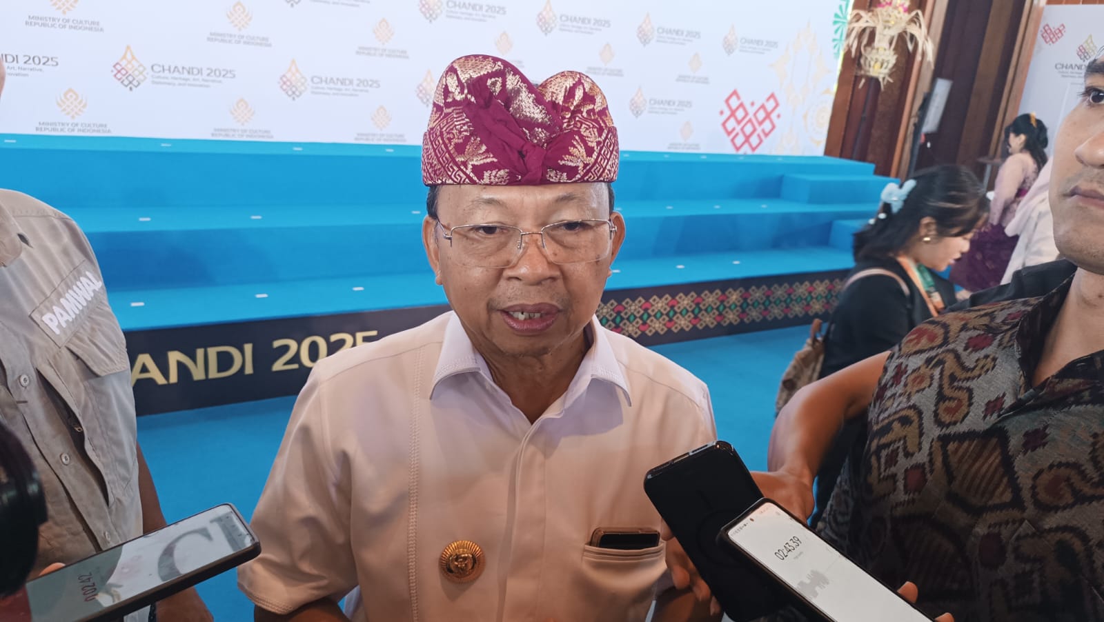 AMAN: Gubernur Bali Wayan Koster saat diwawancara di The Meru Sanur, Rabu (3/9).