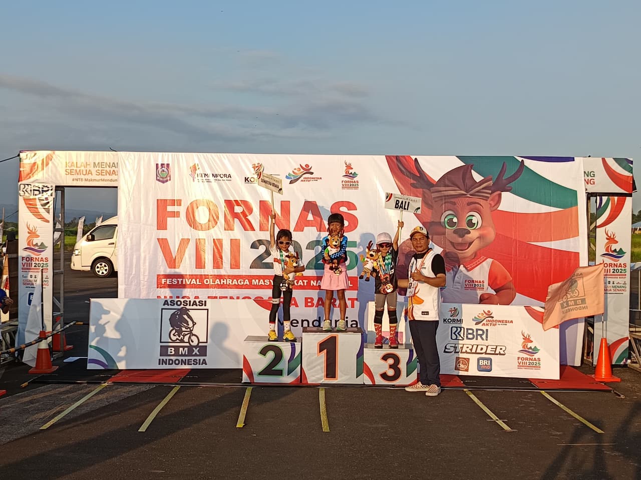 Peraih medali Fonas naik podium.