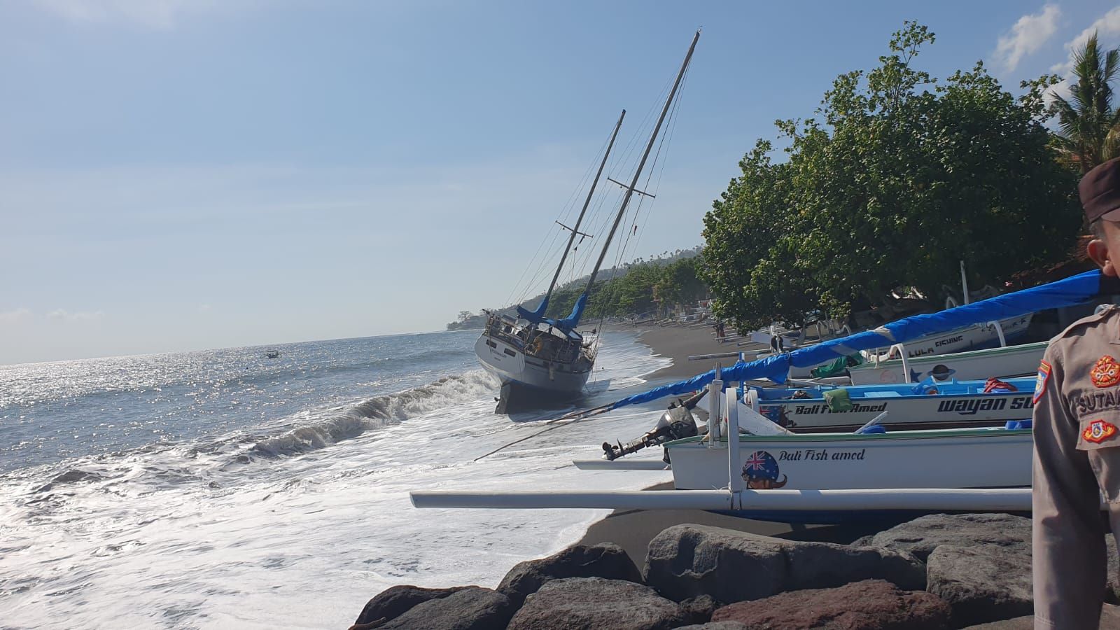 Kapal layar yang dinahkodai oleh warga negara asing (WNA) terdampar di Amed, Karangasem, Bali.