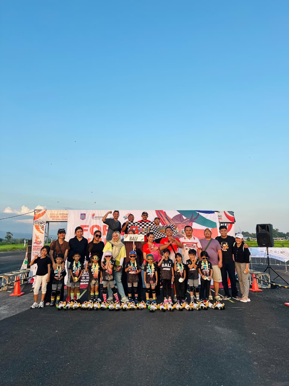 Kontingen Bali foto bersama usai turun di Fornas NTB.