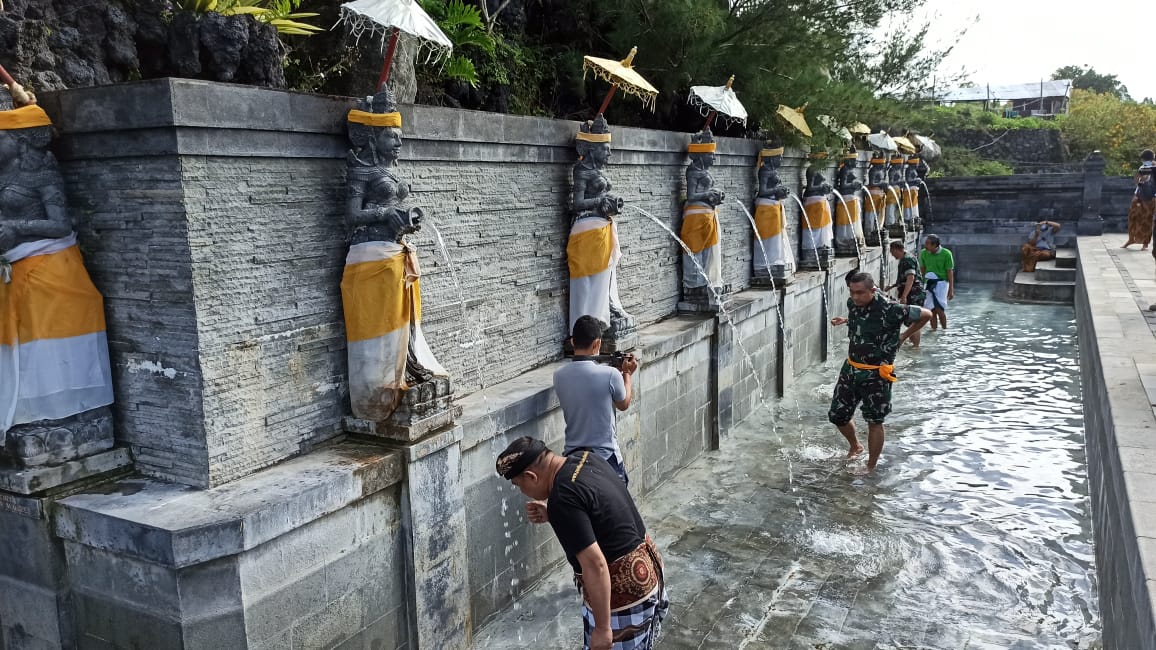 Pura Tirta Pancoran Solas, di Kintamani Kabupaten Bangli menjadi salah satu pura selain sebagai tempat melukat juga tempat untuk nunas tirta.