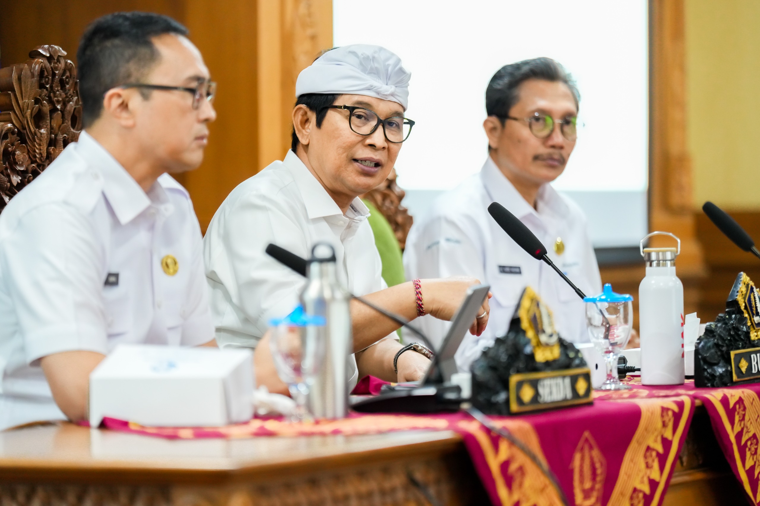 Bupati Adi Arnawa saat memimpin Rakor Percepatan Pengelolaan Sampah bersama dengan Lurah/Perbekel se-Kabupaten Badung di Ruang Rapat Kriya Gosana, Puspem Badung, Rabu (3/9).