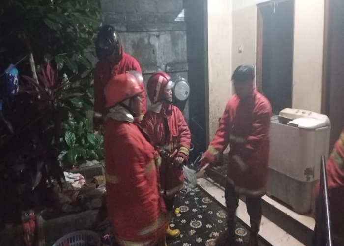 SI JAGO MERAH : Kebakaran melanda sebuah rumah kontrakan di Jalan Kenyeri VI, Kelurahan Semarapura Klod, Kecamatan Klungkung, Selasa malam (2/9/2025).